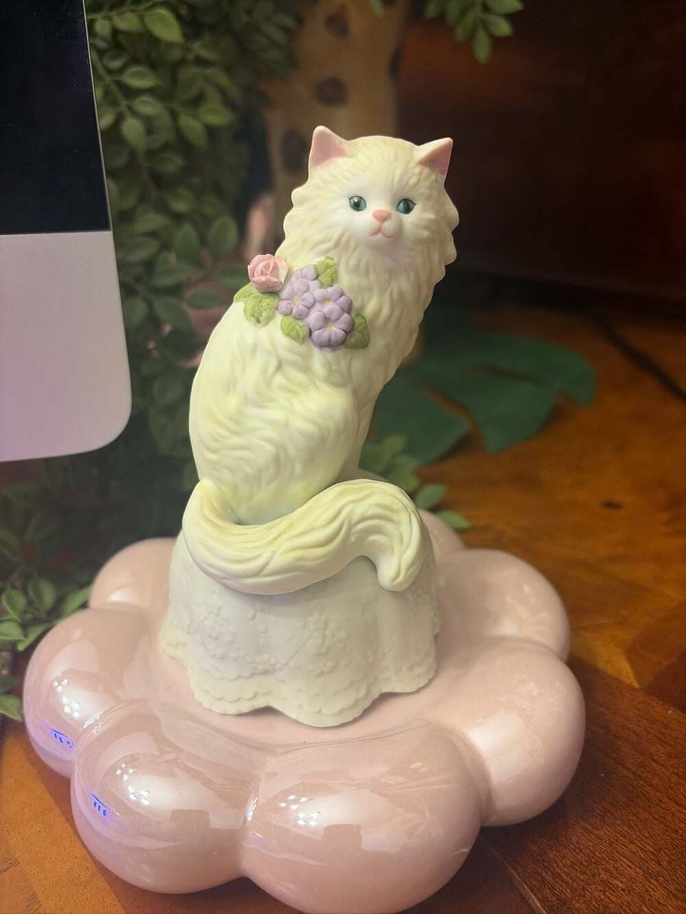 Vintage The San Francisco Music Box Company White Persian Cat on Pink Pillow Mus